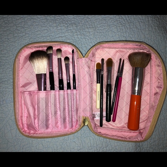 Too faced and random makeup brushes - Picture 2 of 5